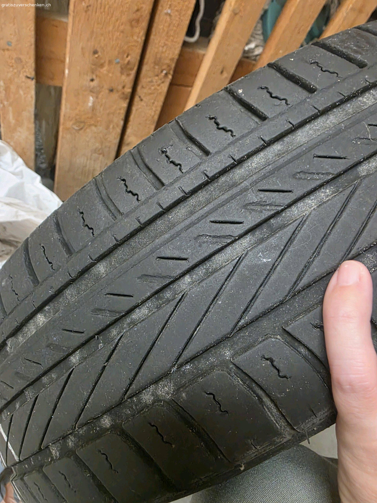 4 Kompletträder (Mitsubishi). ​Ich verschenke 4 Kompletträder auf Stahlfelgen von einem älteren Mitsubishi. Die Räder wurden jahrelang trocken im Keller gelagert. Wichtige Infos:
​Marke: Goodyear Duragrip
​Grösse: 165/65 R14 79T
​Zustand: Die Reifen sind alt (Jahrgang 2009, DOT 3809) und haben Altersrisse im Gummi.
​Verwendung: Nur noch als Standräder, für Bastler oder wegen der Stahlfelgen (nicht mehr für den Strassenverkehr!).
​Abholung: Müssen in Effretikon abgeholt werden. Gratis abzugeben, keine Garantie oder Rücknahme.