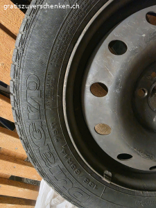 4 Kompletträder (Mitsubishi). ​Ich verschenke 4 Kompletträder auf Stahlfelgen von einem älteren Mitsubishi. Die Räder wurden jahrelang trocken im Keller gelagert. Wichtige Infos:
​Marke: Goodyear Duragrip
​Grösse: 165/65 R14 79T
​Zustand: Die Reifen sind alt (Jahrgang 2009, DOT 3809) und haben Altersrisse im Gummi.
​Verwendung: Nur noch als Standräder, für Bastler oder wegen der Stahlfelgen (nicht mehr für den Strassenverkehr!).
​Abholung: Müssen in Effretikon abgeholt werden. Gratis abzugeben, keine Garantie oder Rücknahme.