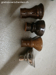 4 Shisha-Köpfe (Tabakköpfe) für Wass. Ich verschenke ein Set von 4 gebrauchten Köpfen für eine Shisha (Wasserpfeife). Sie lagen lange im Keller und ich habe keine Verwendung dafür. Ich kann nicht sagen, auf welche Modelle sie genau passen, es scheinen aber Standard-Köpfe zu sein.
​Details:
​Anzahl: 4 Stück (siehe Fotos).
​Material: 3x Keramik/Ton (glasiert), 1x Metall.
​Zustand: Gebraucht, ungereinigt. Bitte den Zustand den Bildern entnehmen.
​Abholung: Müssen in Effretikon BK abgeholt werden.