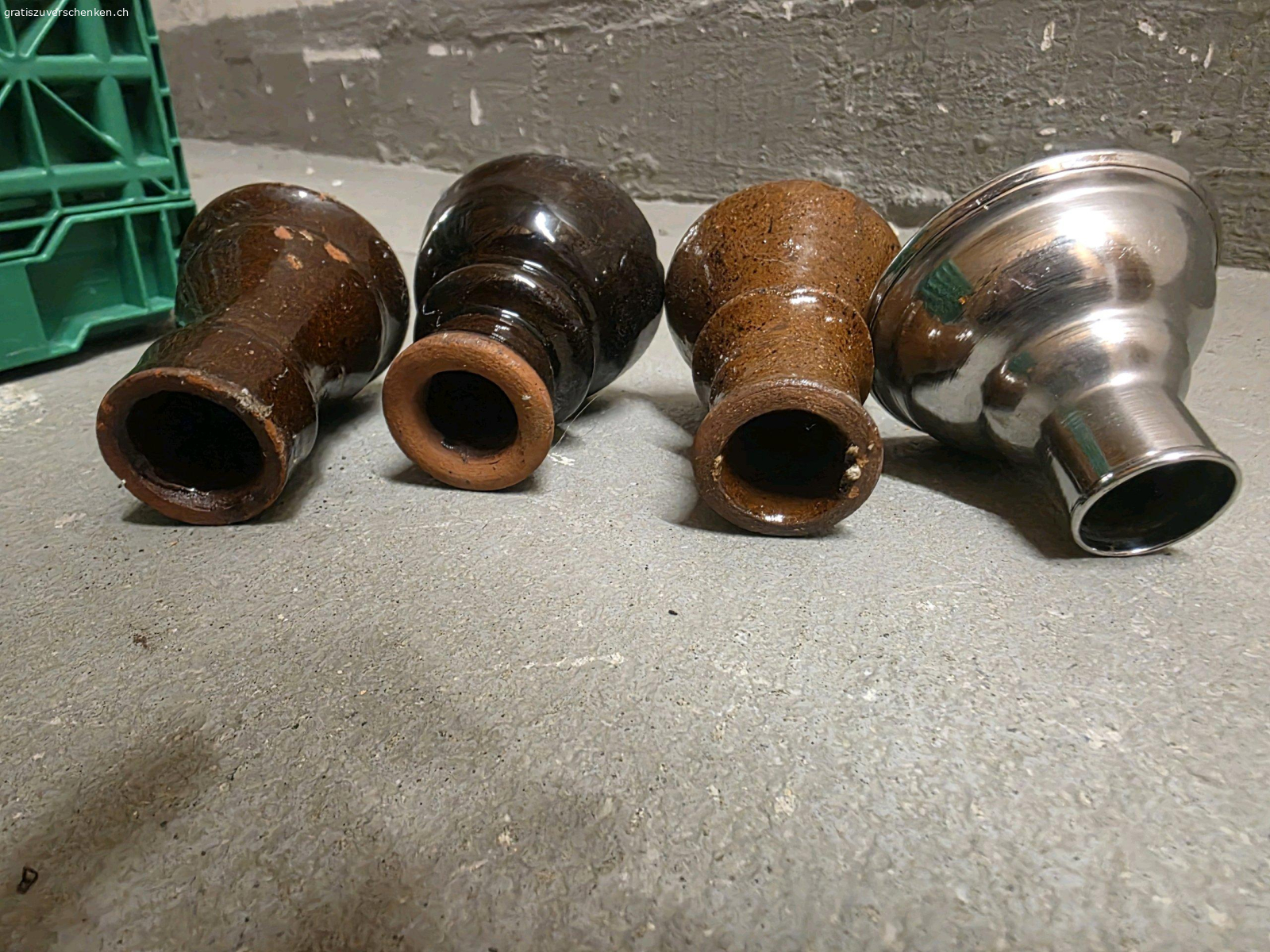 4 Shisha-Köpfe (Tabakköpfe) für Wass. Ich verschenke ein Set von 4 gebrauchten Köpfen für eine Shisha (Wasserpfeife). Sie lagen lange im Keller und ich habe keine Verwendung dafür. Ich kann nicht sagen, auf welche Modelle sie genau passen, es scheinen aber Standard-Köpfe zu sein.
​Details:
​Anzahl: 4 Stück (siehe Fotos).
​Material: 3x Keramik/Ton (glasiert), 1x Metall.
​Zustand: Gebraucht, ungereinigt. Bitte den Zustand den Bildern entnehmen.
​Abholung: Müssen in Effretikon BK abgeholt werden.