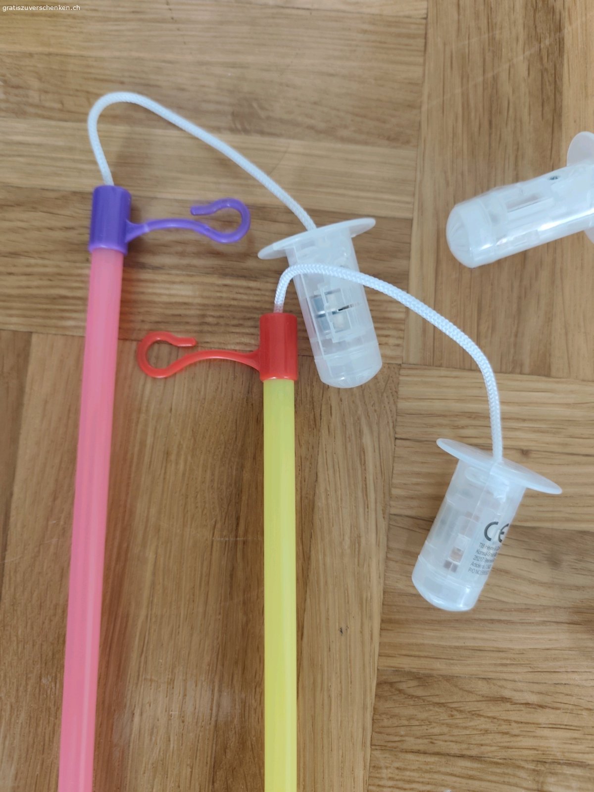 4 x Laternenstab. vier Laternenstäbe

einer leuchtet noch, bei den anderen müssten Batterien eingesetzt/ausgewechselt werden

bei einem ist die Halterung gebrochen

aus tierfreiem Nichtraucherhaushalt