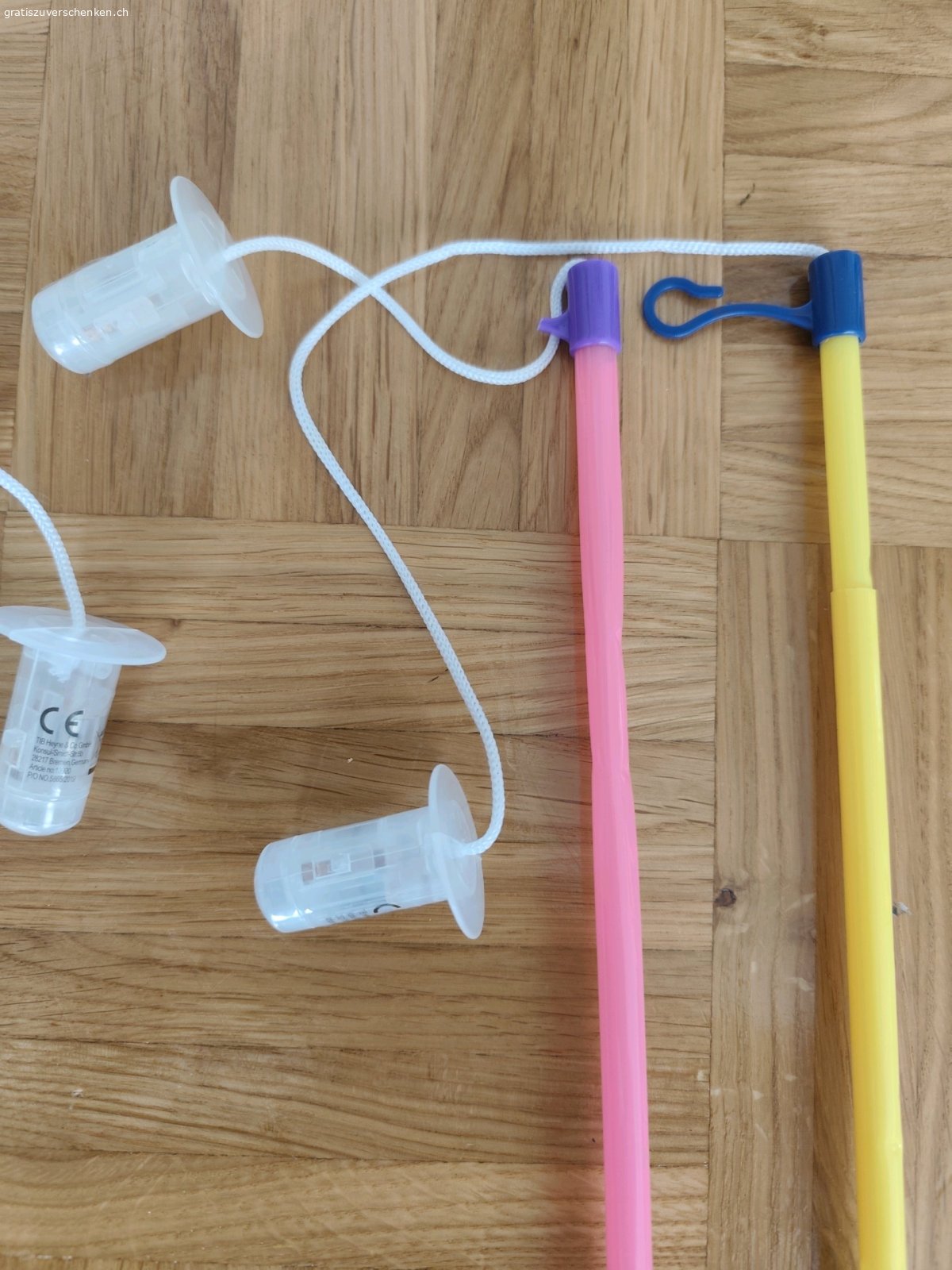 4 x Laternenstab. vier Laternenstäbe

einer leuchtet noch, bei den anderen müssten Batterien eingesetzt/ausgewechselt werden

bei einem ist die Halterung gebrochen

aus tierfreiem Nichtraucherhaushalt