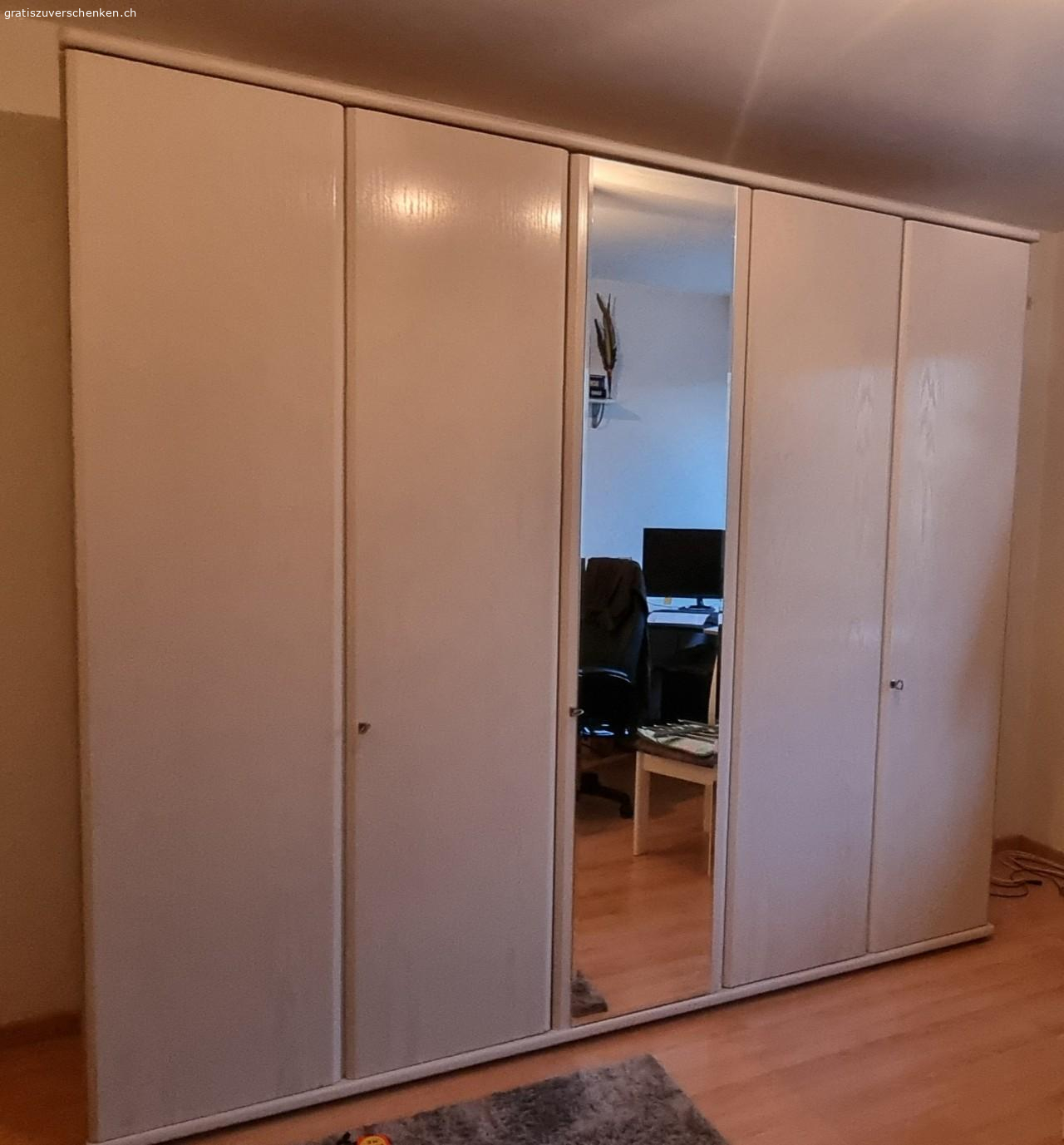 5 türiger gepflegter Schrank. gratis. Muss selber abgebaut und abtransportiert werden. Länge ca. 2.50 m
Bei Interesse whatsapp