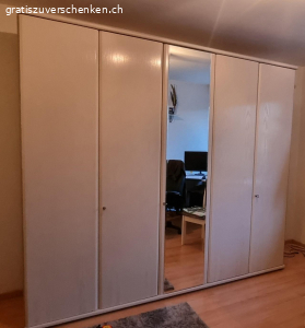 5 türiger gepflegter Schrank. gratis. Muss selber abgebaut und abtransportiert werden. Länge ca. 2.50 m
Bei Interesse whatsapp