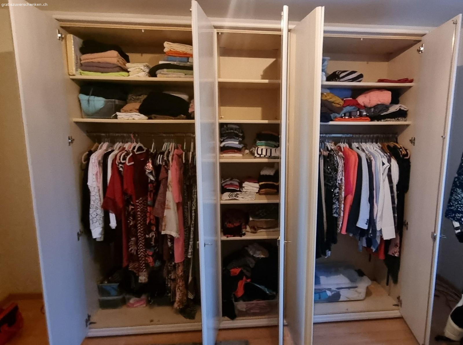 5 türiger gepflegter Schrank. gratis. Muss selber abgebaut und abtransportiert werden. Länge ca. 2.50 m
Bei Interesse whatsapp