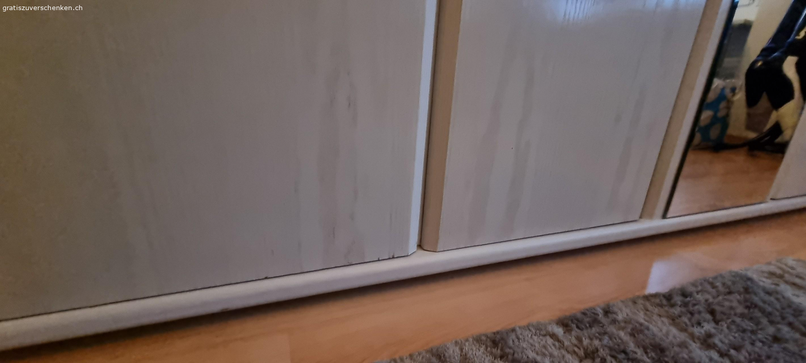 5 türiger gepflegter Schrank. gratis. Muss selber abgebaut und abtransportiert werden. Länge ca. 2.50 m
Bei Interesse whatsapp