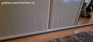 5 türiger gepflegter Schrank. gratis. Muss selber abgebaut und abtransportiert werden. Länge ca. 2.50 m
Bei Interesse whatsapp