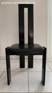 6 Stühle gratis - Selbstabholung in Lyss. Zustand gebraucht, Gebrauchsspuren beim Holz und Leder, Stabilität sehr gut

Muss abgeholt werden.

Anzahl 6
Material	       Leder
Lederart	       Echtleder
Farbe	               schwarz
Stilart	              Classic
Montageart   montiert
Material Füsse Holz
Meterial Lehne Holz
Farbe Füsse     schwarz
Farbe Lehne     schwarz
Breite (cm)	 44.4
Tiefe (cm)          46
Höhe (cm)         108