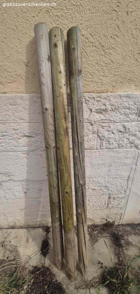 9 Holzpfähle zu verschenken