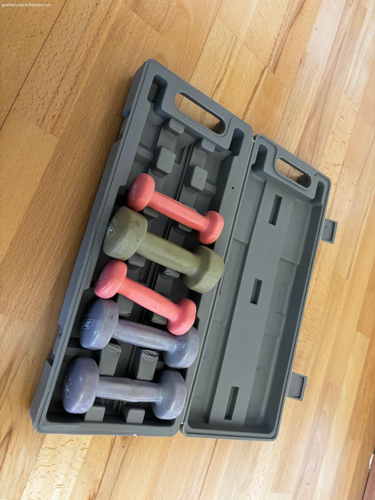 Diverses abzuholen in Wohlen. Nach dem ausräumen diverser Räume gibt es einige Dinge zu verschenken.

Werden bei der Veranda am Wohnort deponiert und können per sofort abgeholt werden :)

Das Puzzle ist noch originalverpackt und verschlossen. Beim Holzständer handelt es sich um ein CD Halter- welcher aber auch umfunktioniert werden kann.