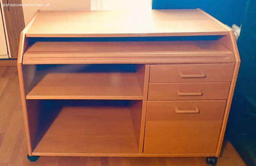 alte Möbel, Küchentisch, Sofas, Betten, Kleiderschrank. Wegen Hausräumung diverse alte Möbel gratis abzugehen. Abholen in 5073 Gipf-Oberfrick.
Küchentisch mit Bank (grosser Stauraum unter den beiden Sitzflächen) und zwei passenden Stühlen (oder einzeln)
Masse der Betten: 90x190cm
Kleiderschrank: rechtes Schloss klemmt, müsste repariert werden, sonst sehr guter Zustand
Büromöbel hat Rollen als "Füsse"