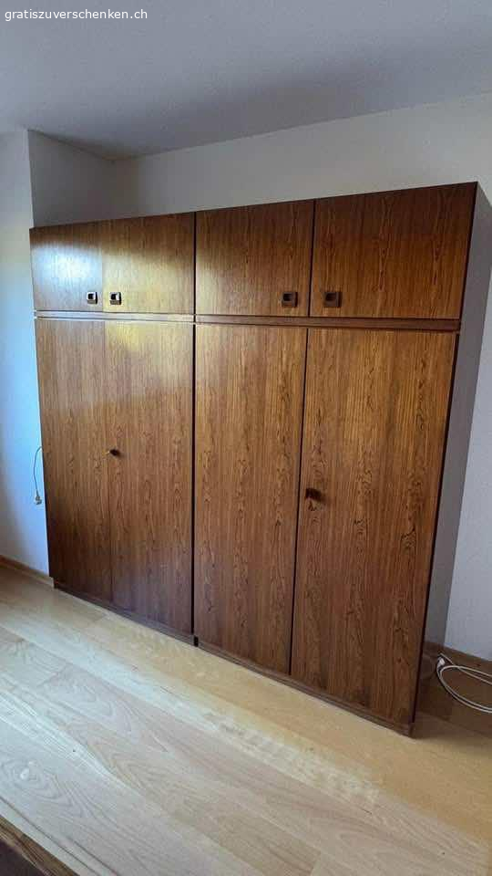 alte Möbel, Küchentisch, Sofas, Betten, Kleiderschrank. Wegen Hausräumung diverse alte Möbel gratis abzugehen. Abholen in 5073 Gipf-Oberfrick.
Küchentisch mit Bank (grosser Stauraum unter den beiden Sitzflächen) und zwei passenden Stühlen (oder einzeln)
Masse der Betten: 90x190cm
Kleiderschrank: rechtes Schloss klemmt, müsste repariert werden, sonst sehr guter Zustand
Büromöbel hat Rollen als "Füsse"