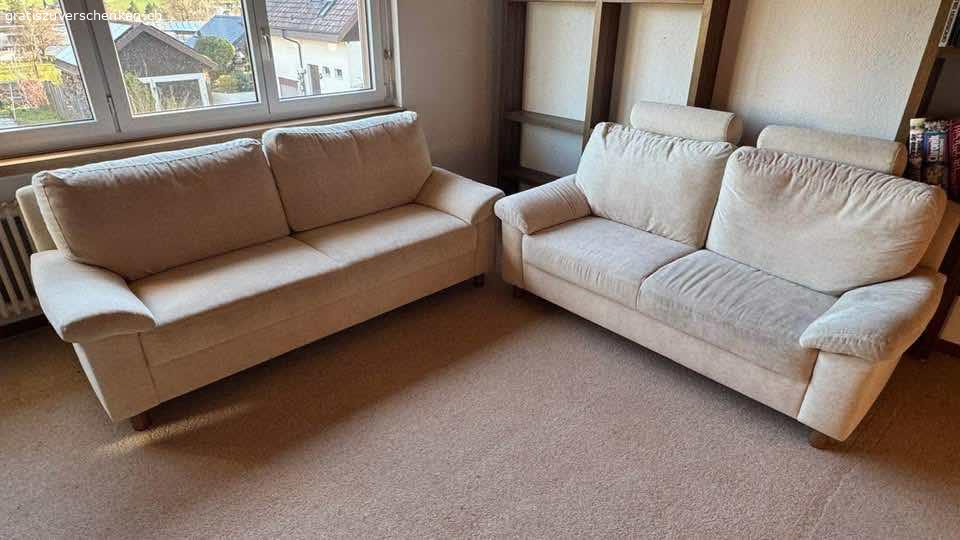 alte Möbel, Küchentisch, Sofas, Betten, Kleiderschrank. Wegen Hausräumung diverse alte Möbel gratis abzugehen. Abholen in 5073 Gipf-Oberfrick.
Küchentisch mit Bank (grosser Stauraum unter den beiden Sitzflächen) und zwei passenden Stühlen (oder einzeln)
Masse der Betten: 90x190cm
Kleiderschrank: rechtes Schloss klemmt, müsste repariert werden, sonst sehr guter Zustand
Büromöbel hat Rollen als "Füsse"