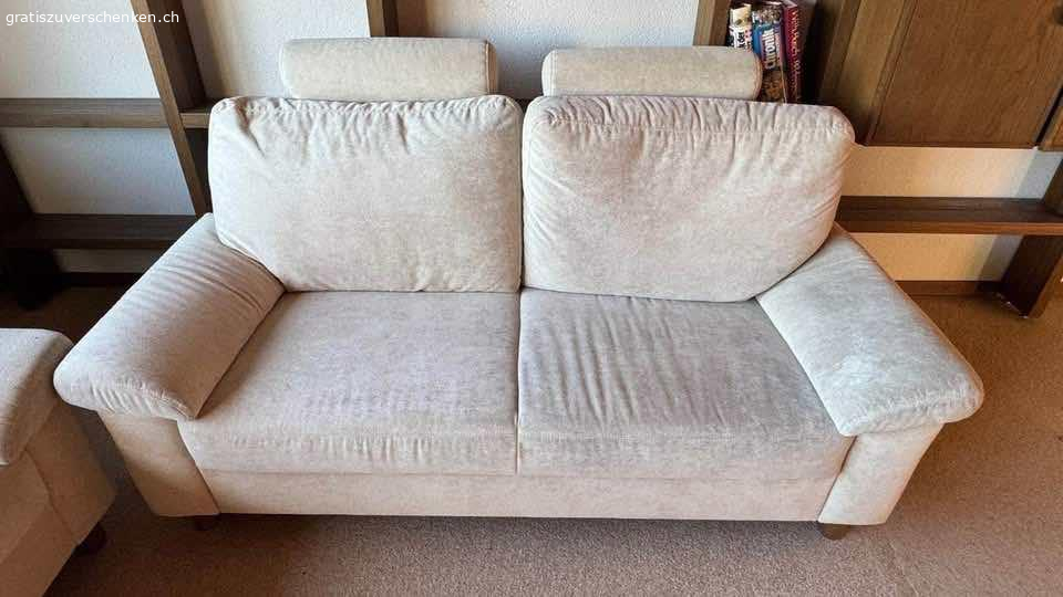 alte Möbel, Küchentisch, Sofas, Betten, Kleiderschrank. Wegen Hausräumung diverse alte Möbel gratis abzugehen. Abholen in 5073 Gipf-Oberfrick.
Küchentisch mit Bank (grosser Stauraum unter den beiden Sitzflächen) und zwei passenden Stühlen (oder einzeln)
Masse der Betten: 90x190cm
Kleiderschrank: rechtes Schloss klemmt, müsste repariert werden, sonst sehr guter Zustand
Büromöbel hat Rollen als "Füsse"