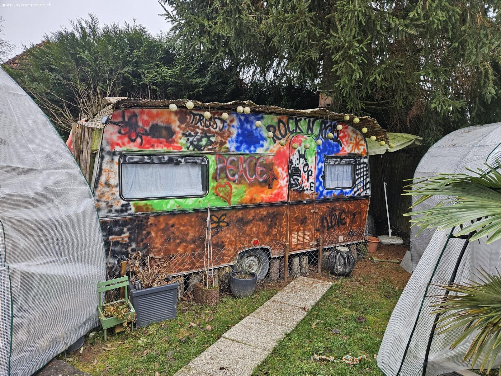 Alter Wohnwagen zu verschenken. Wohnwagen als Geräteschuppen, Stall für Kleintiere etc. zu verschenken (nicht mehr strassentauglich, muss aufgeladen und abgeholt werden). Ohne Inhalt