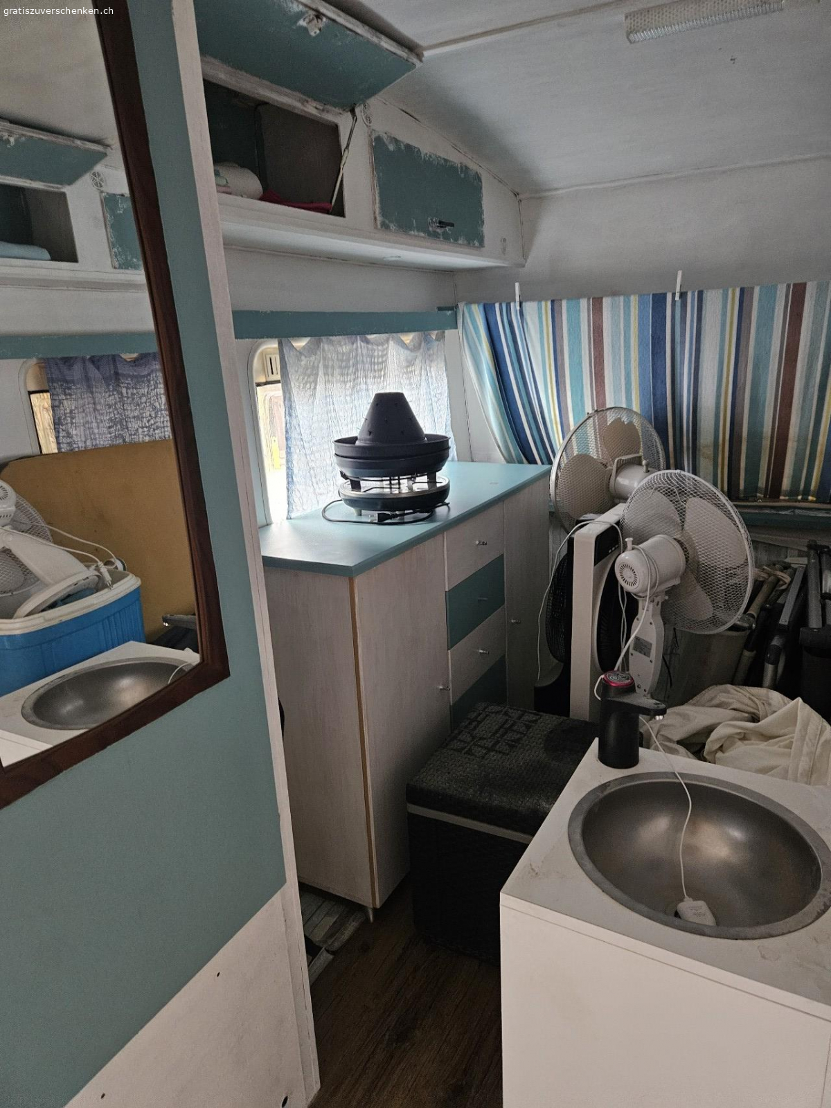 Alter Wohnwagen zu verschenken. Wohnwagen als Geräteschuppen, Stall für Kleintiere etc. zu verschenken (nicht mehr strassentauglich, muss aufgeladen und abgeholt werden). Ohne Inhalt