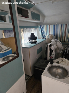 Alter Wohnwagen zu verschenken. Wohnwagen als Geräteschuppen, Stall für Kleintiere etc. zu verschenken (nicht mehr strassentauglich, muss aufgeladen und abgeholt werden). Ohne Inhalt