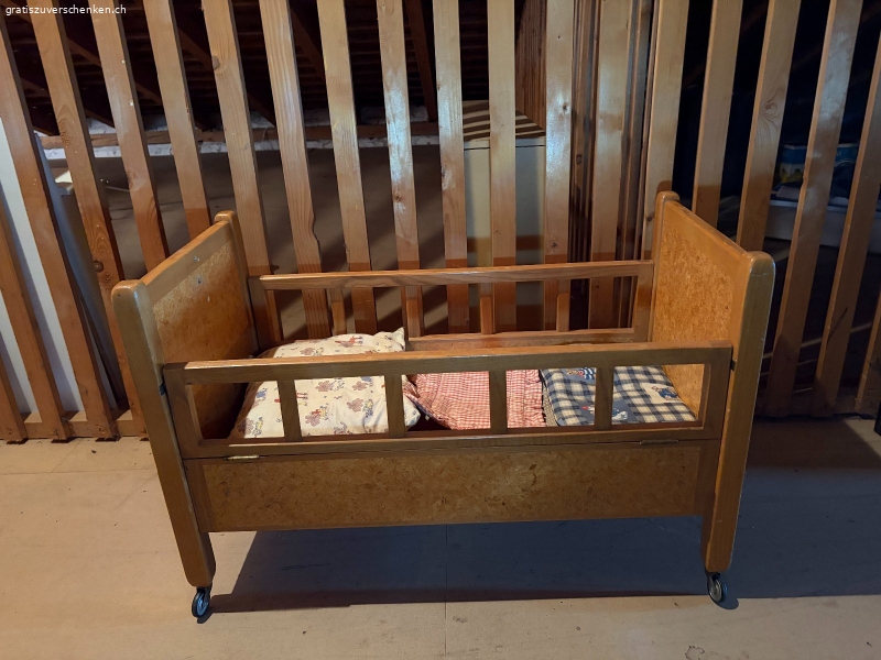 Altes Puppenbett mir Rädern
