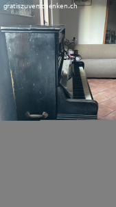 Altes schönes Klavier. Antikes Klavier zu verschenken
Funktioniert
Muss abgeholt werden