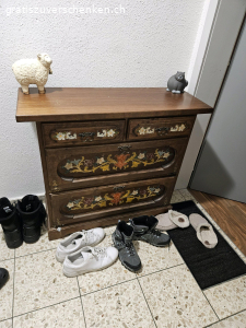 Altmodischer Schuhschrank - Rarität. Bauernschuhschrank sucht neuen Besitzer. Keine grossen Mängel, aber das Scharnier der unteren Schublade muss neu gemacht werden. Hat Gebrauchsspuren