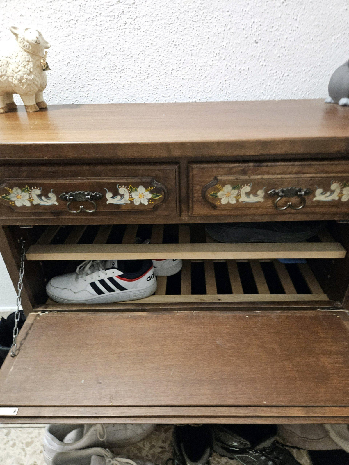 Altmodischer Schuhschrank - Rarität. Bauernschuhschrank sucht neuen Besitzer. Keine grossen Mängel, aber das Scharnier der unteren Schublade muss neu gemacht werden. Hat Gebrauchsspuren