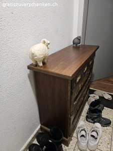 Altmodischer Schuhschrank - Rarität. Bauernschuhschrank sucht neuen Besitzer. Keine grossen Mängel, aber das Scharnier der unteren Schublade muss neu gemacht werden. Hat Gebrauchsspuren