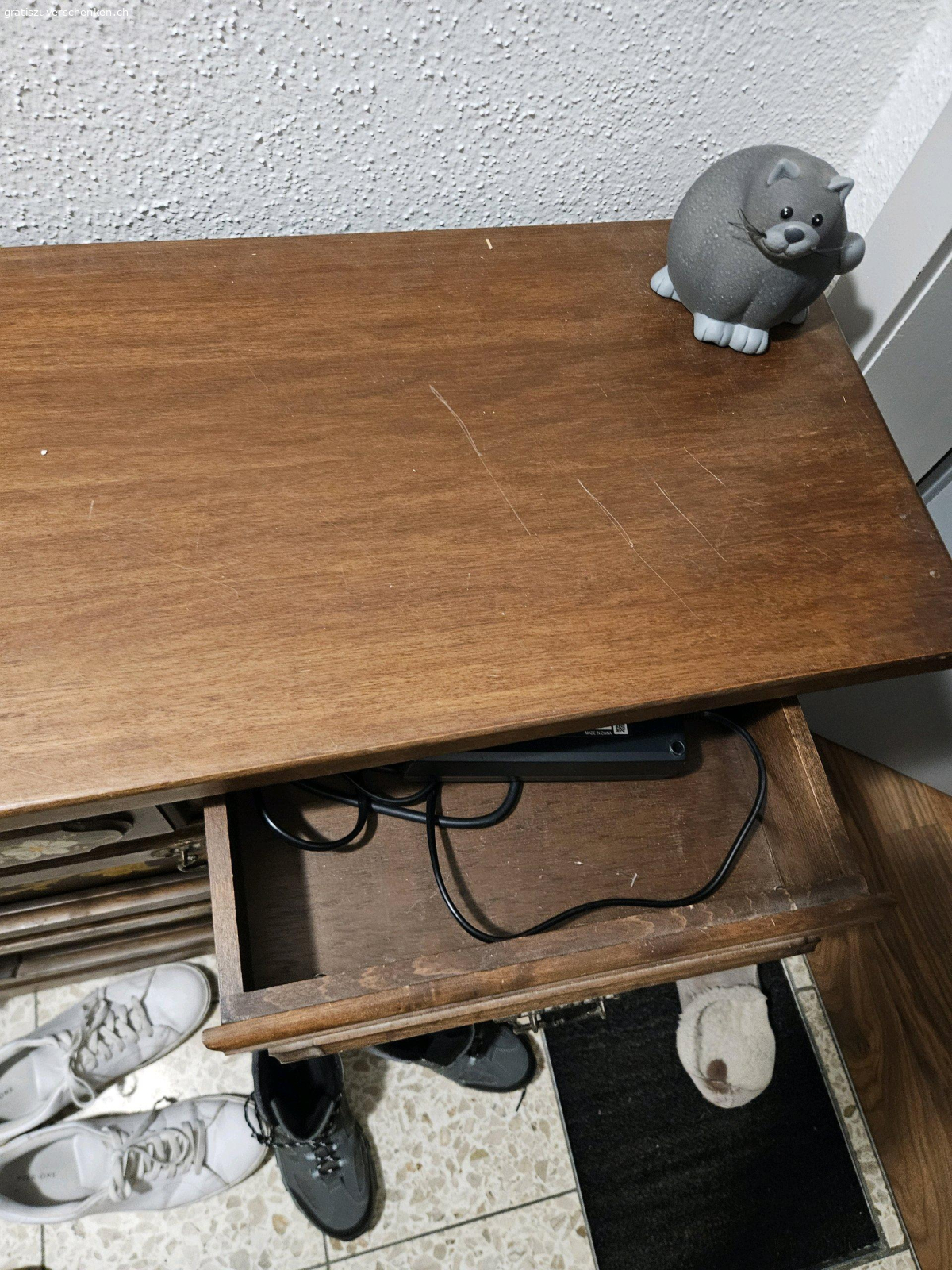 Altmodischer Schuhschrank - Rarität. Bauernschuhschrank sucht neuen Besitzer. Keine grossen Mängel, aber das Scharnier der unteren Schublade muss neu gemacht werden. Hat Gebrauchsspuren