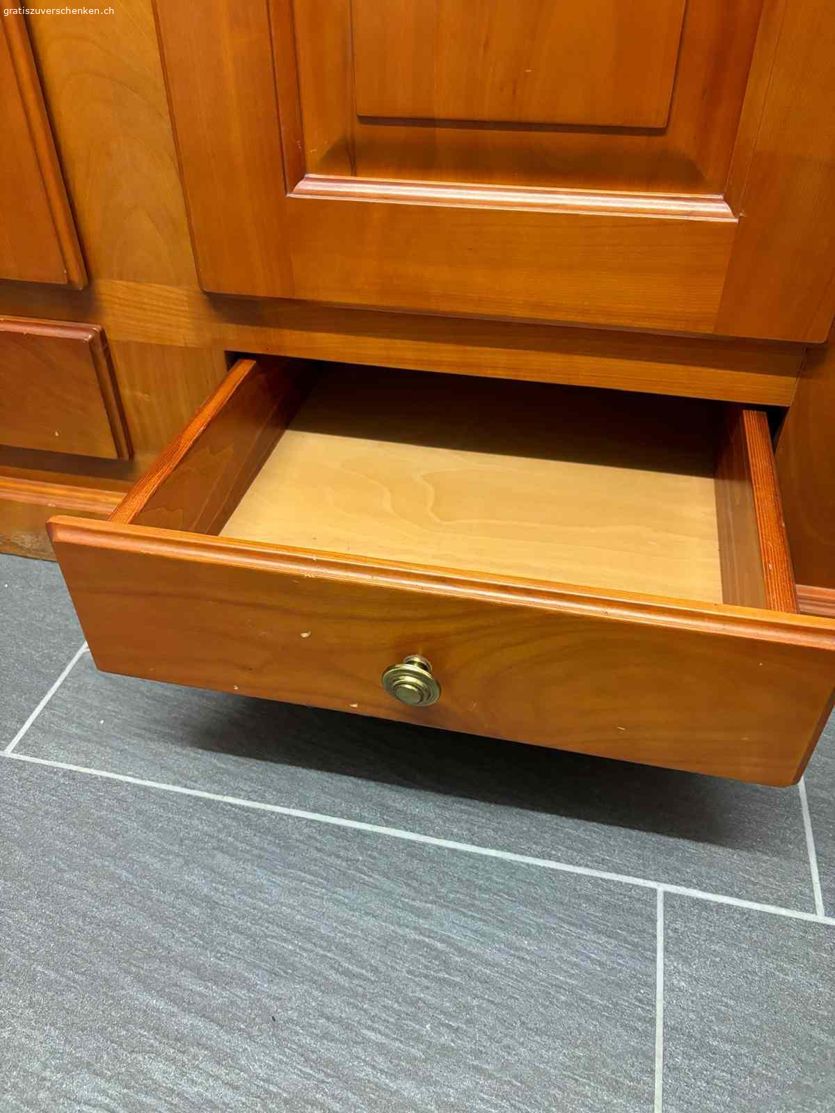 Antiker Schrank. Siehe Foto