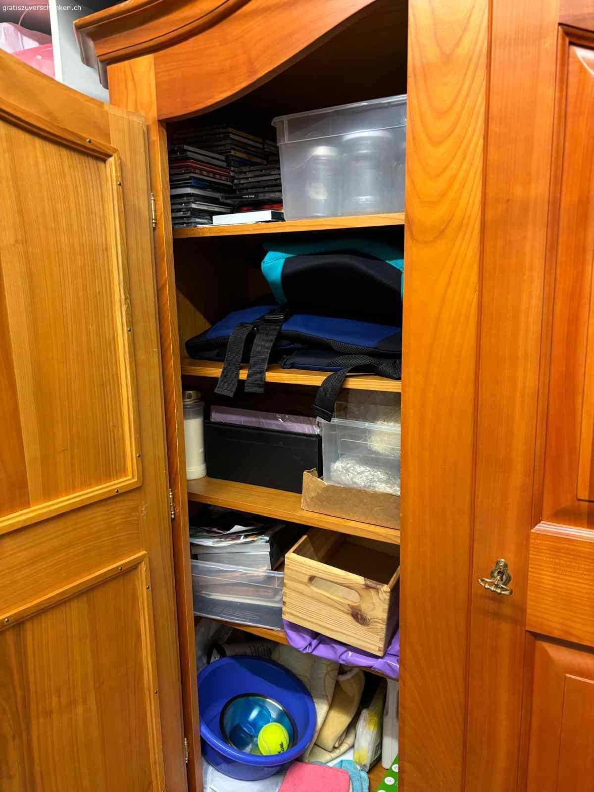 Antiker Schrank. Siehe Foto