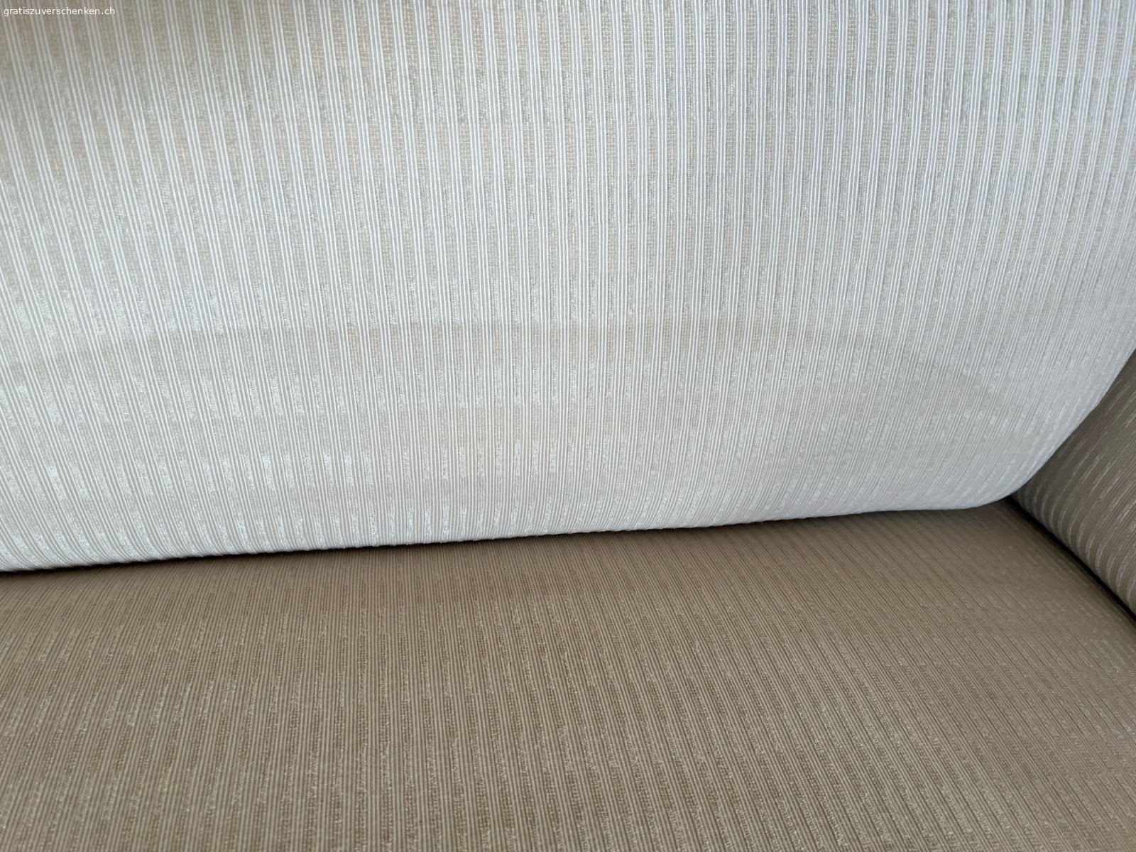 Antikes Sofa. Wunderschönes antikes Sofa mit dekorativen Schnitzereien. Polster hat Wasserflecken. Kann neu überzogen werden. Breite 170 Tiefe 60cm