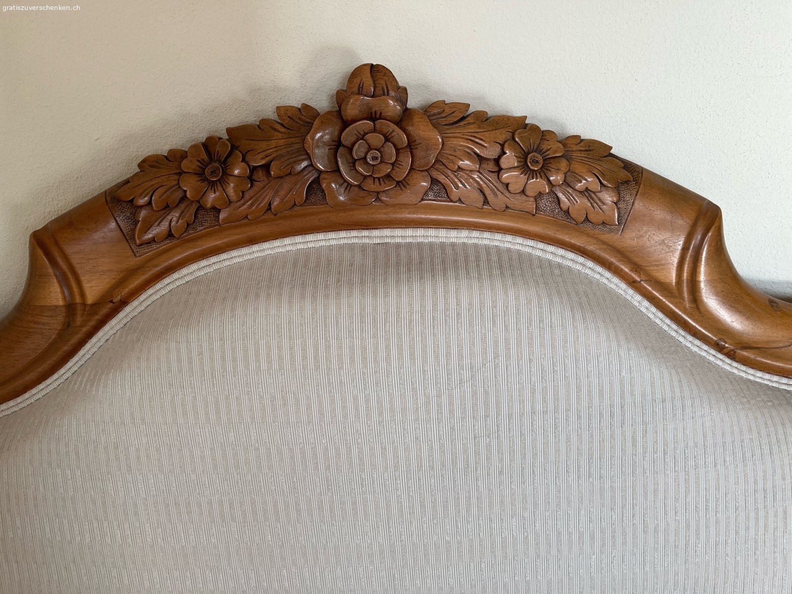 Antikes Sofa. Wunderschönes antikes Sofa mit dekorativen Schnitzereien. Polster hat Wasserflecken. Kann neu überzogen werden. Breite 170 Tiefe 60cm