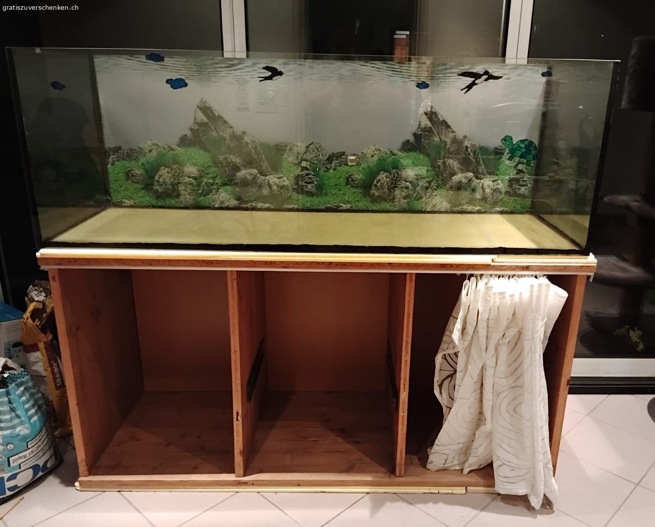 Aquarium 150 x 50 x 50 cm. Aquarium zu gebrauche als Aquarium oder sonstiges Gehege für Tiere.  Kann mit dem Unterbau mitgenommen werden.  Unterbau ist aus Holz und stabil gebaut