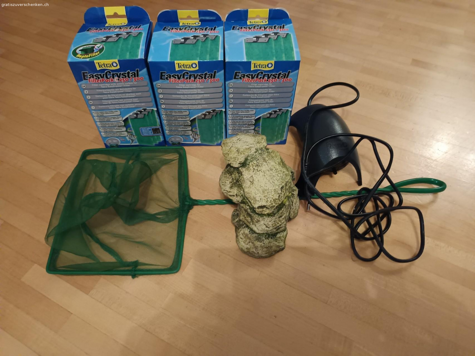 Aquariumzubehör. 1x Luftpumpe Tetra.Grosses Fangnetz.Zierstein aus Kunststoff.3x Tetra Filter EasyCrystal Filter Pack 250/300.