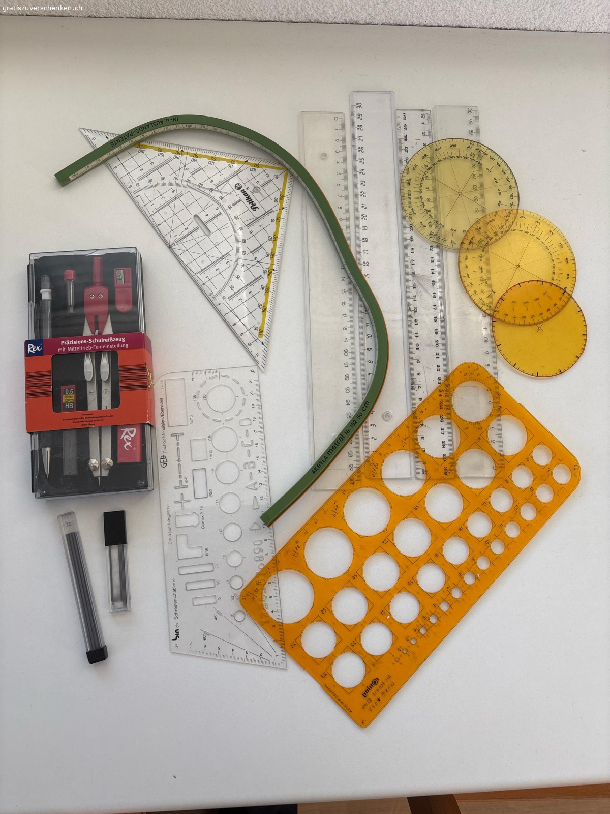 Arbeitsmaterialien. komplettes Zirkelset, Schablonen, Lineale, Kurvenlineal
