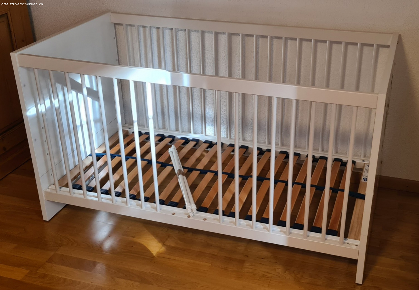Babybett 140 x 70 cm. Babybett/Kinderbett 140 x 70 cm, gebraucht, Zustand siehe Bilder.

Abholung in 4222 Zwingen. Das Bett ist noch zusammengebaut und muss bei Bedarf selber demontiert werden.
