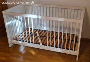 Babybett 140 x 70 cm. Babybett/Kinderbett 140 x 70 cm, gebraucht, Zustand siehe Bilder.

Abholung in 4222 Zwingen. Das Bett ist noch zusammengebaut und muss bei Bedarf selber demontiert werden.