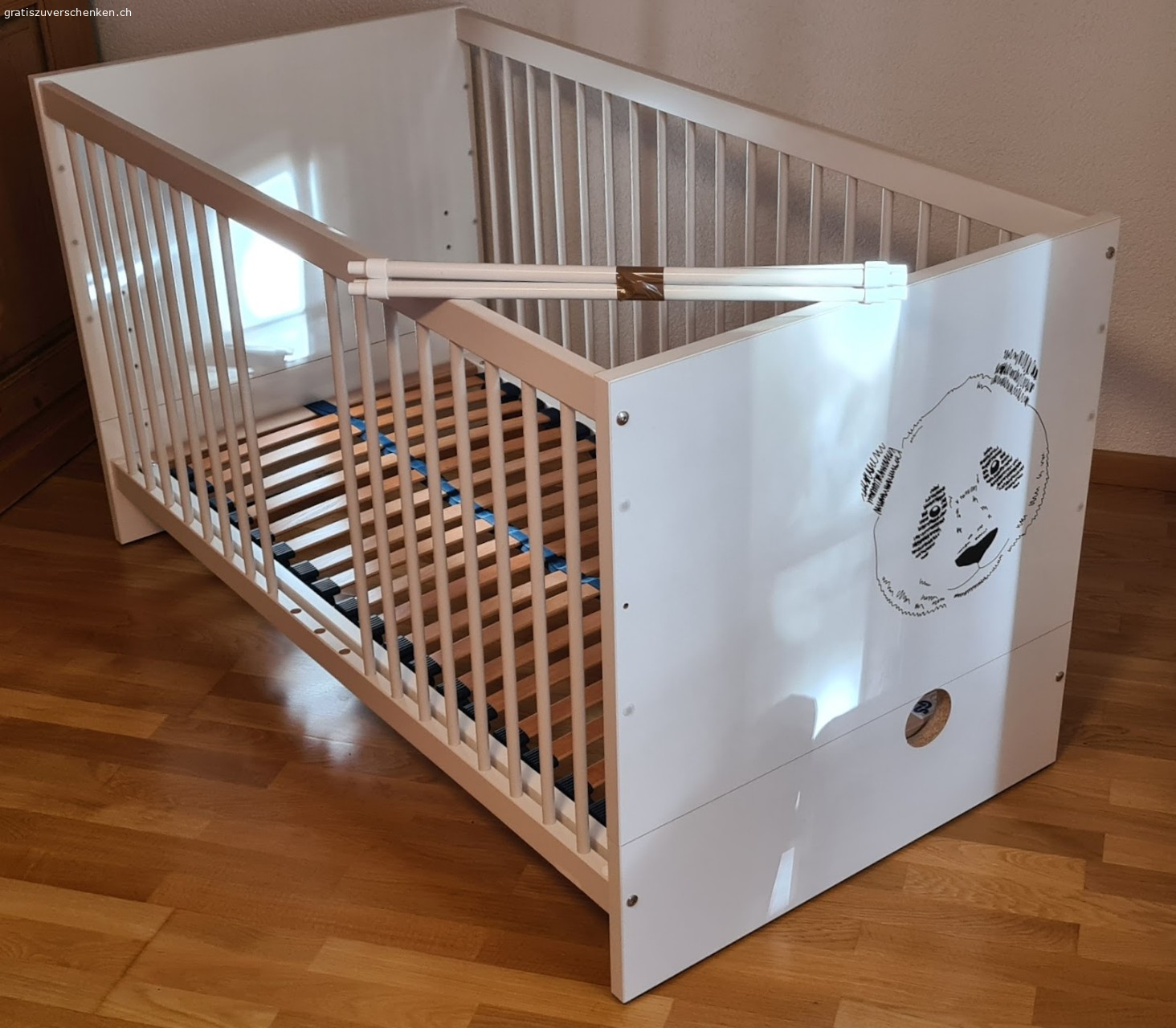 Babybett 140 x 70 cm. Babybett/Kinderbett 140 x 70 cm, gebraucht, Zustand siehe Bilder.

Abholung in 4222 Zwingen. Das Bett ist noch zusammengebaut und muss bei Bedarf selber demontiert werden.