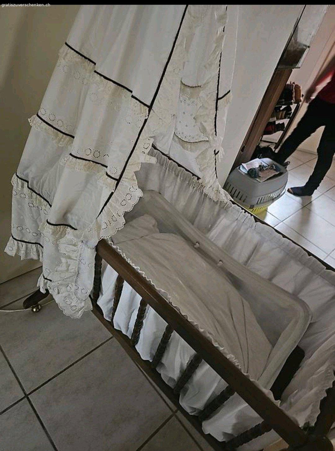 Babywiege. Babywiege zu verschenken.
Müssen sicher 2 Personen holen wegen Treppe