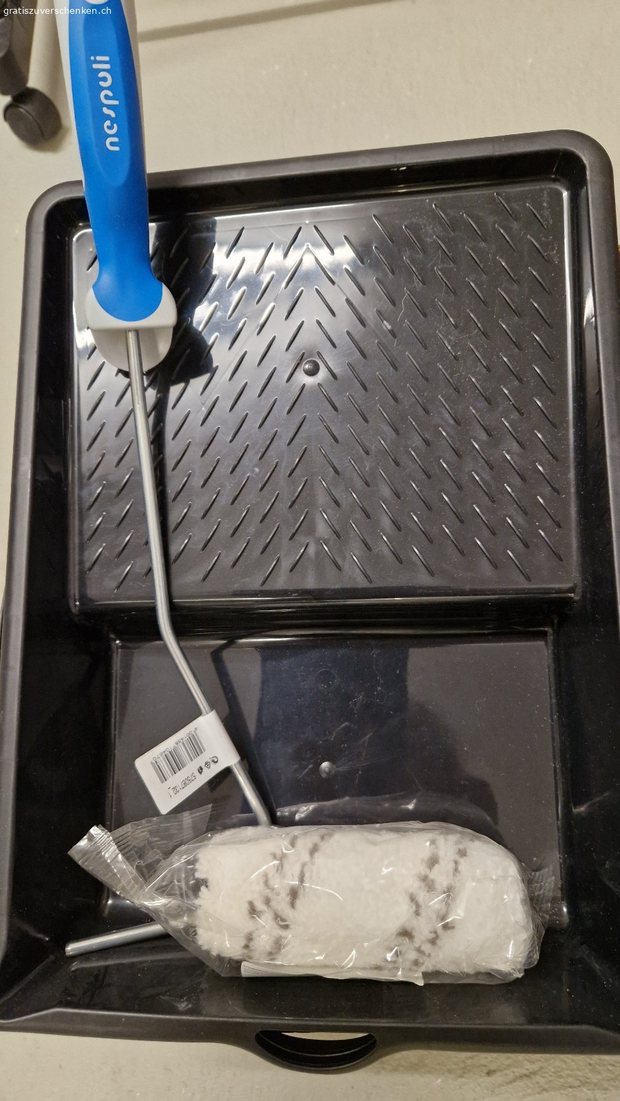 Bad&Küchenfarbe weiss. Verschenke diese 2.5 L Weisse Bad&Küchenfarbe mit kleiner Rolle und Streichbrett. 
gekauft im Landi Januar 2025. Die Farbe dürfte noch gut sein, da ungeöffnet. Da ich kürzlich von einer Altwohnung umgezogen bin muss ich kein Bad mehr malen. 
Nur Abholung mit Bestätigung, kein Versand. Bitte nur über Gratis Inserate kommunizieren, damit ich antworten kann. Baldmöglichst abholen wird sonst nächste Woche entsorgt.