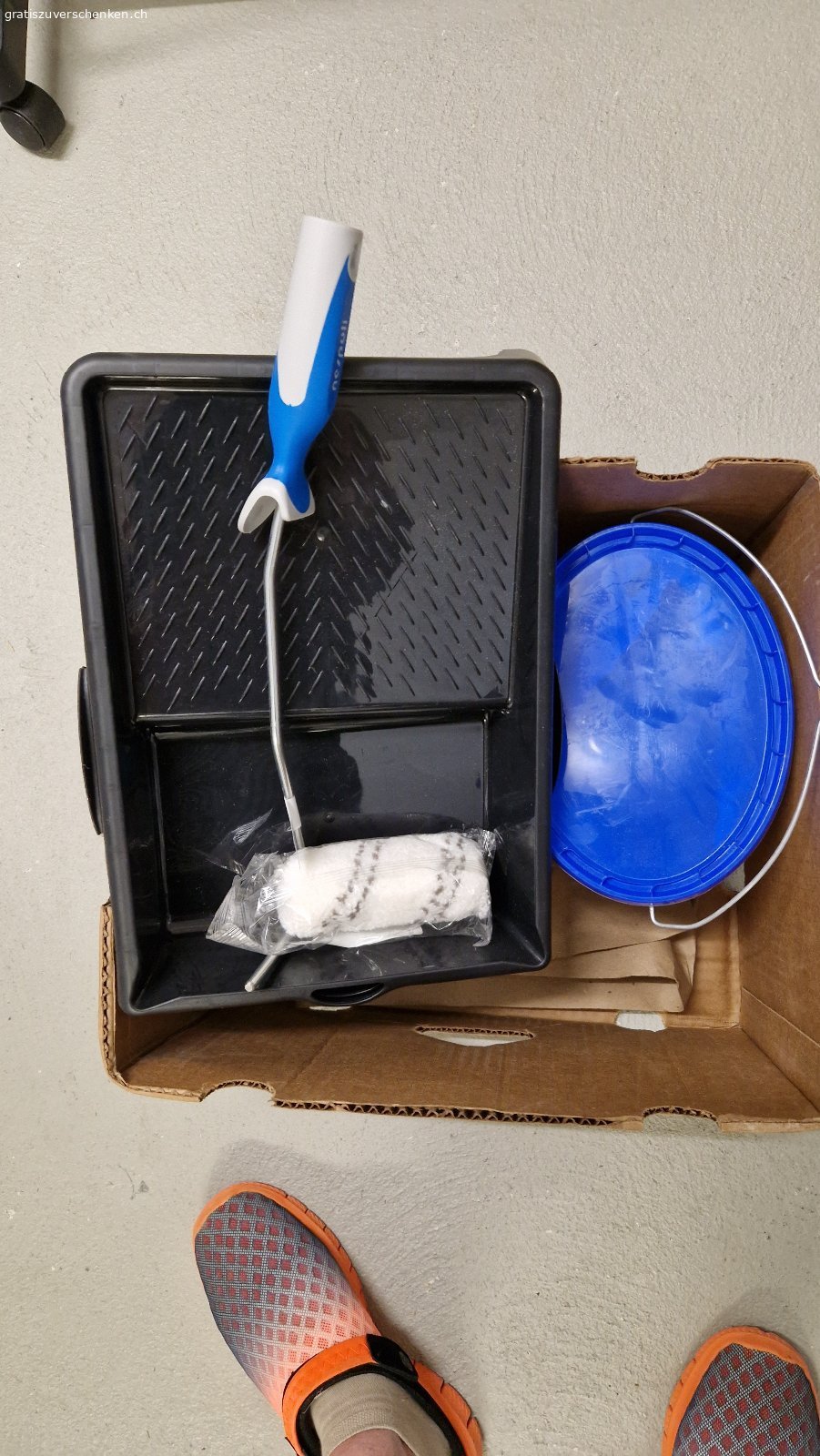 Bad&Küchenfarbe weiss. Verschenke diese 2.5 L Weisse Bad&Küchenfarbe mit kleiner Rolle und Streichbrett. 
gekauft im Landi Januar 2025. Die Farbe dürfte noch gut sein, da ungeöffnet. Da ich kürzlich von einer Altwohnung umgezogen bin muss ich kein Bad mehr malen. 
Nur Abholung mit Bestätigung, kein Versand. Bitte nur über Gratis Inserate kommunizieren, damit ich antworten kann. Baldmöglichst abholen wird sonst nächste Woche entsorgt.