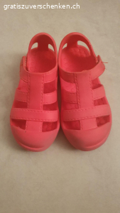 Badesandalen zu verschenken