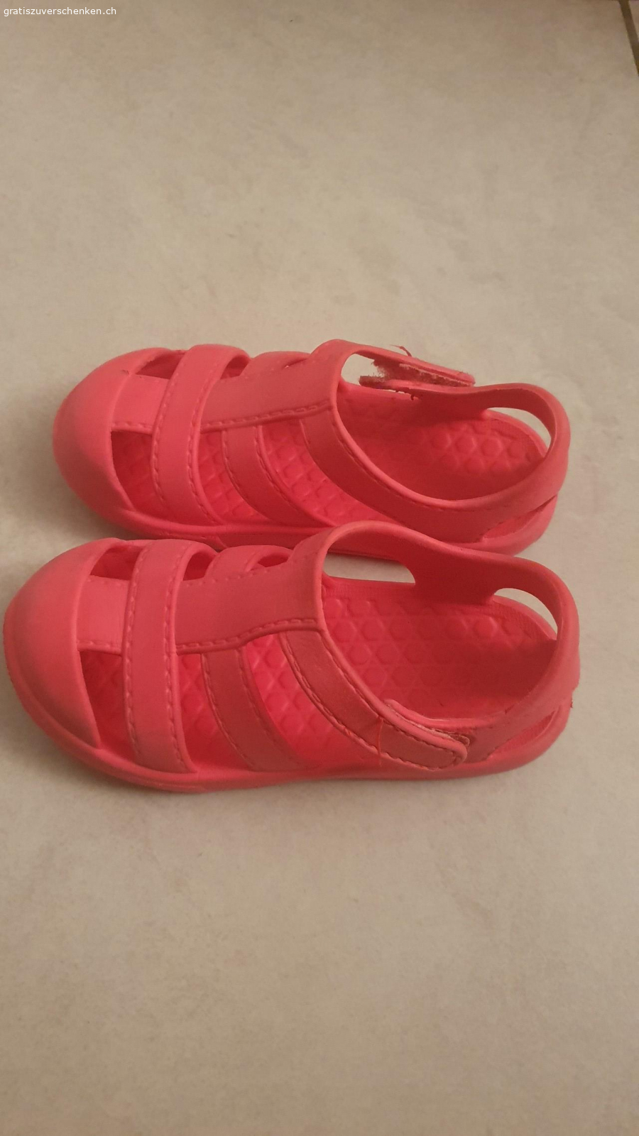 Badesandalen zu verschenken. Verschenke gebrauchte Badesandalen der in der Grösse 27.

Abholung oder Versand gegen Übernahme derPortokosten möglich.