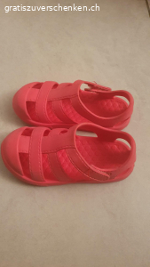 Badesandalen zu verschenken