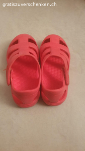 Badesandalen zu verschenken