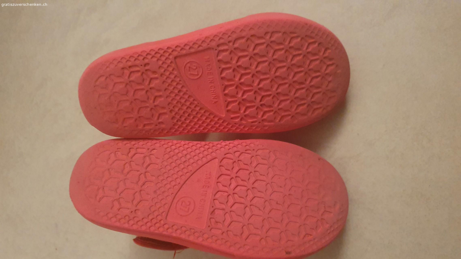 Badesandalen zu verschenken. Verschenke gebrauchte Badesandalen der in der Grösse 27.

Abholung oder Versand gegen Übernahme derPortokosten möglich.