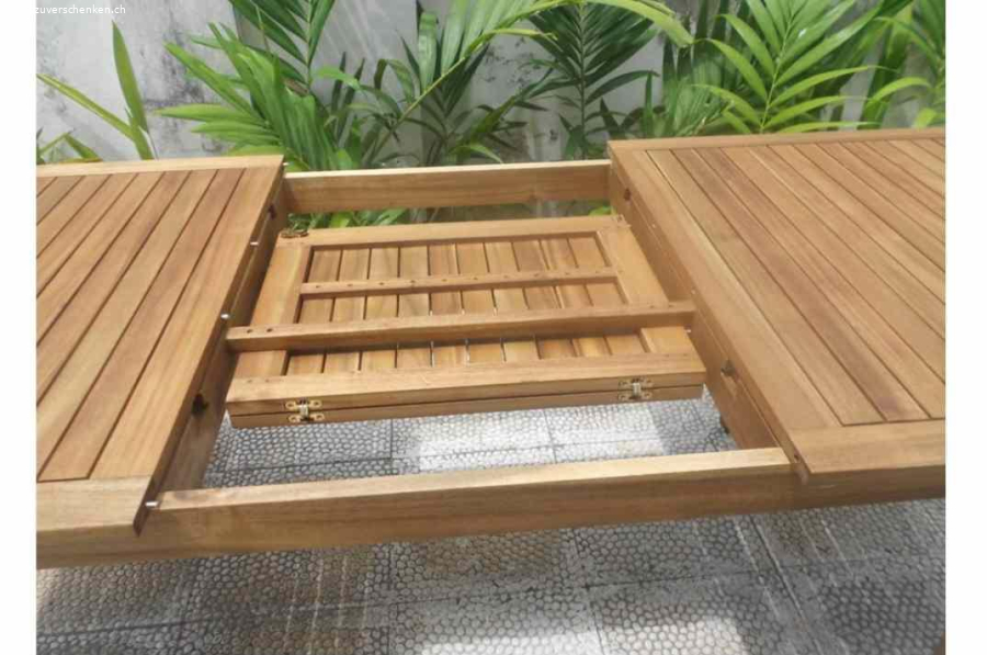 Balkonesstisch mit vier Stühlen