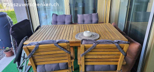 Balkonesstisch mit vier Stühlen. Ist drei Jährig und ihn sehr gutem Zustand