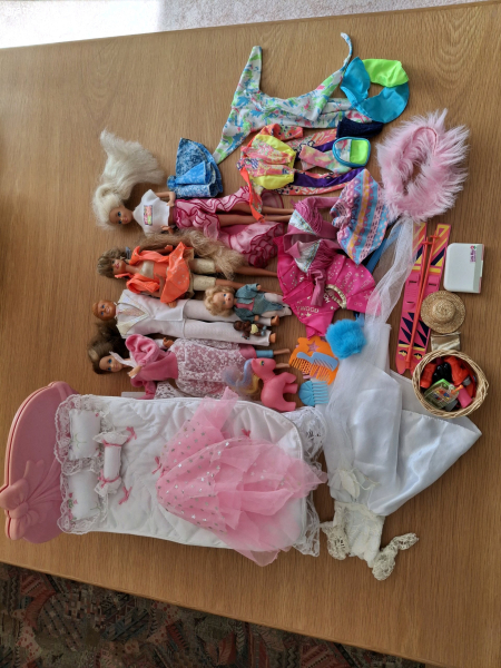 Barbies mit diversen Kleidern