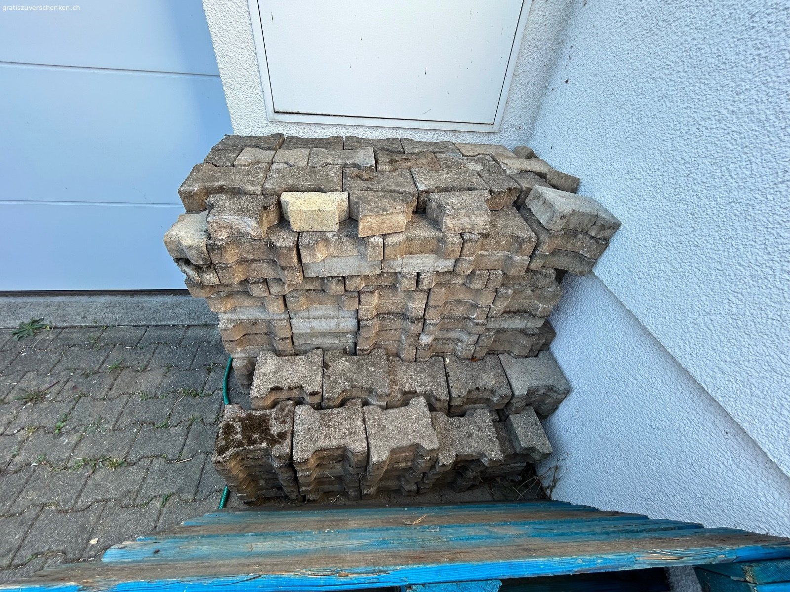 Betonpflastersteine zu verschenken. Infolge Neugestaltung des Gartens verschenken wir unsere Pflastersteine.