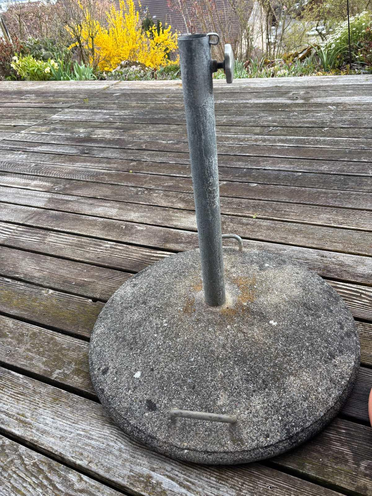 Betonsockel für Sonnenschirm. Infolge Haushaltauflösung:

Beton - Sonnenschirmständer, sehr massiv
Durchmesser Betonsockel 60cm
Höhe total ca. 60cm
Für Sonnenschirme bis max.ca. 4cm Stangendurchmesser

muss bis Ende April abgeholt werden